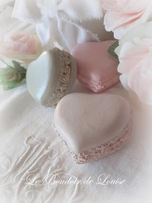 Le Boudoir de Louise (Gourmandises en plâtre shabby) Macaron cœur fleuri