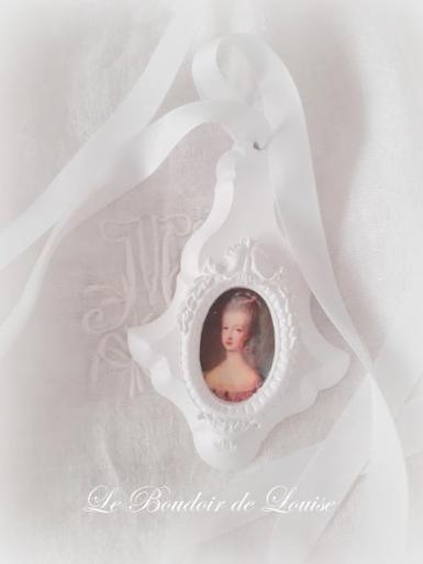 Le Boudoir de Louise (décoration en plâtre shabby) Pampille camée Marie-Antoinette